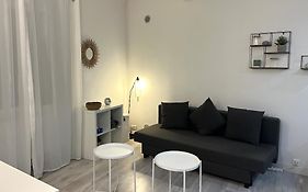 La Ciotat Chez Hugo confortable studio clim, wifi, parking, centre ville, commerces, port, plages à pieds